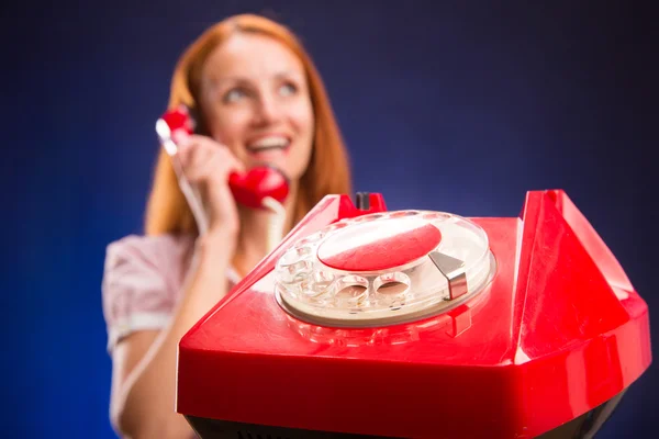 Kvinna med röd telefon — Stockfoto