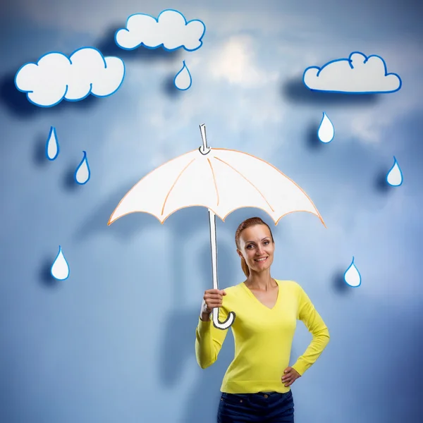 Lächelnde junge Frau mit Regenschirm — Stockfoto