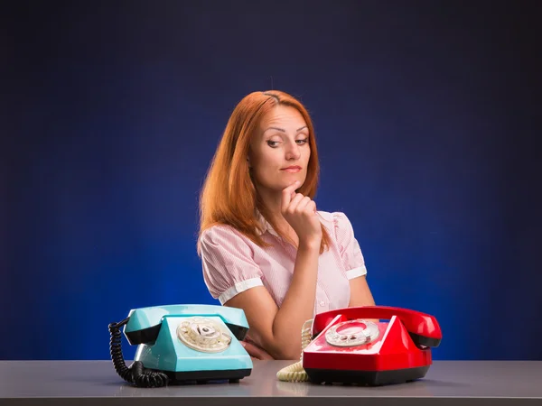 Fille et deux téléphones — Photo