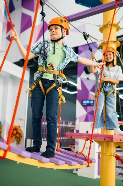 Glückliche Kinder an der Seilrutsche im Vergnügungszentrum — Stockfoto