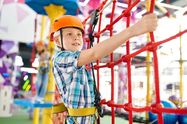 Liten pojke på zip linje i nöjescentrum — Stockfoto