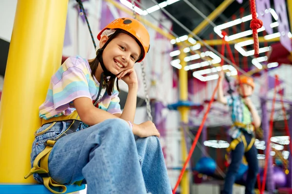 Chica feliz en la zona de escalada — Foto de Stock