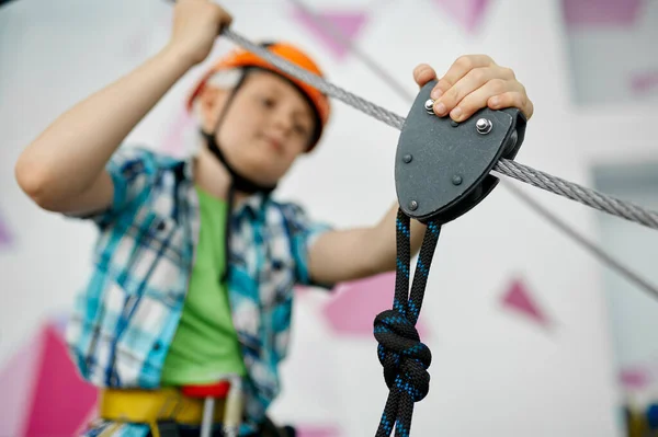 Mały chłopiec na linii zjazdowej, młody wspinacz w kasku — Zdjęcie stockowe