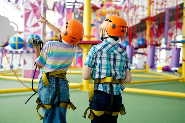 Dos niños en cascos, jóvenes escaladores, vista trasera — Foto de Stock