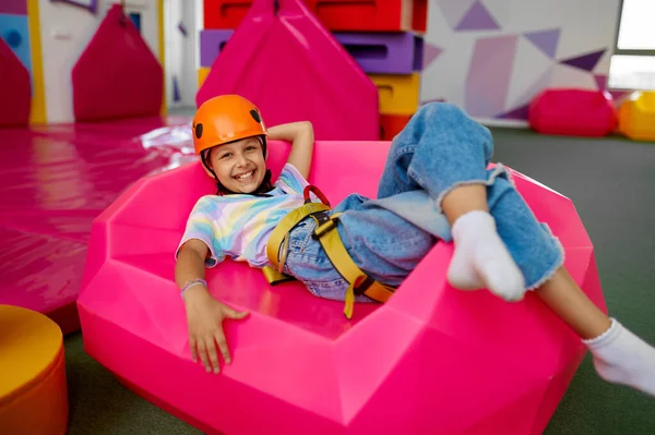 Bambina in casco posa in zona arrampicata — Foto Stock