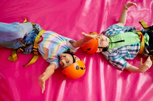 Dzieci w hełmach leżące na matach, młodzi wspinacze — Zdjęcie stockowe