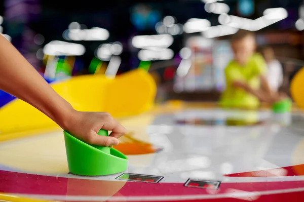 Crianças jogam hóquei ar no centro de entretenimento — Fotografia de Stock