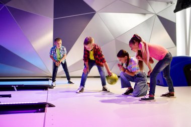 Bowling salonundaki mutlu çocuklar