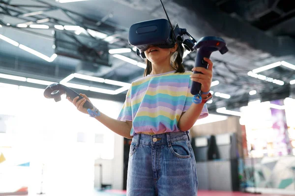 Menina em óculos de realidade virtual, playground — Fotografia de Stock