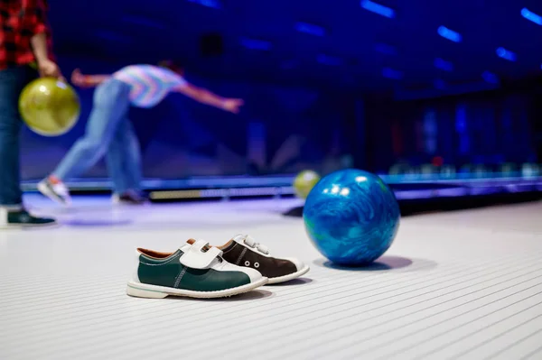 Labda és házicipő, bowling, játék koncepció — Stock Fotó