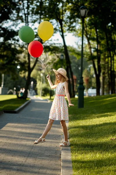 Encontro romântico das crianças, menina com balões de ar — Fotografia de Stock