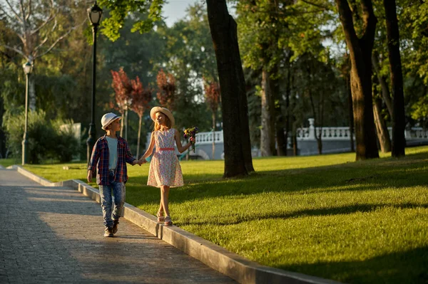 Data dzieci, chłopiec i dziewczyna na ścieżce spacerowej w parku — Zdjęcie stockowe