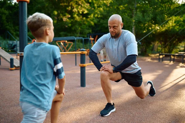 Pai e filho fazendo exercício, treinamento esportivo — Fotografia de Stock