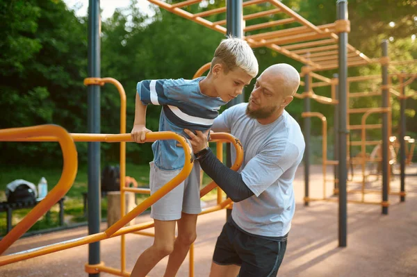 Far och son motionerar, idrottstränar — Stockfoto