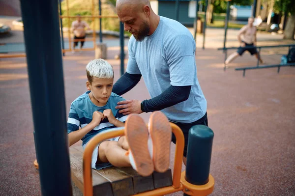 Vader en kind doen aan lichaamsbeweging, sport training — Stockfoto
