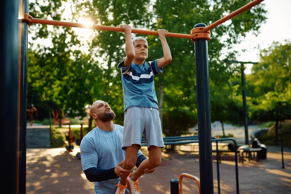 Πατέρας και αγόρι, ασκηθείτε σε οριζόντια γραμμή — Φωτογραφία Αρχείου