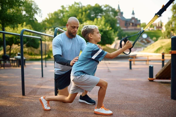 Pai e filho, exercitem-se com cordas no recreio — Fotografia de Stock