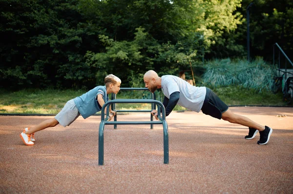 Πατέρας και αγόρι, push-up άσκηση στην παιδική χαρά — Φωτογραφία Αρχείου