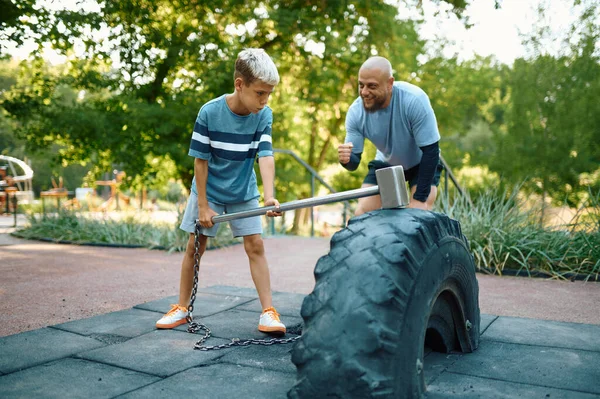 아버지 와아들, 놀이터에서 균형잡힌 훈련을 받는 모습 — 스톡 사진