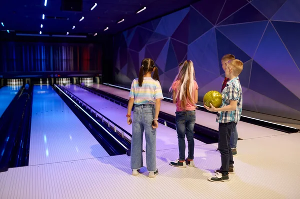 Grupp av barn på körfältet i bowlinghallen — Stockfoto