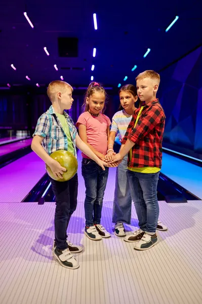 Barn poserar på körfältet i bowlinghallen — Stockfoto