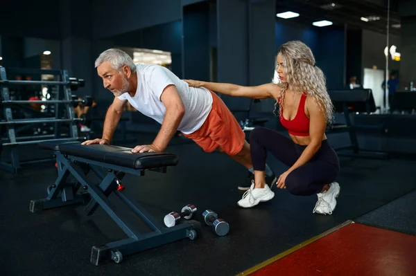 Staruszku, ćwiczenia push-up na ławce, trenerka kobiet — Zdjęcie stockowe