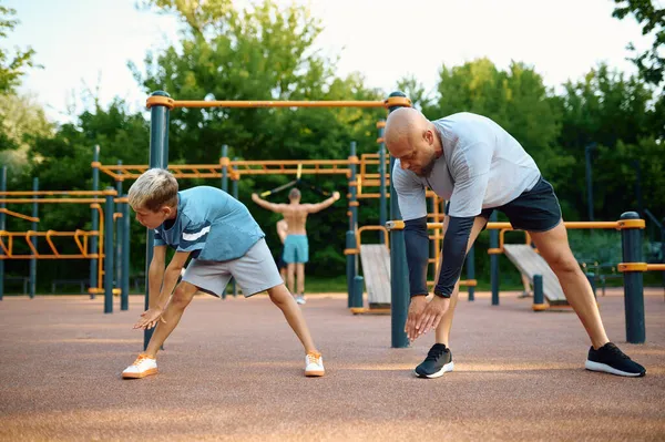 아버지와아 들 이 운동, 운동 훈련을 하는 모습 — 스톡 사진