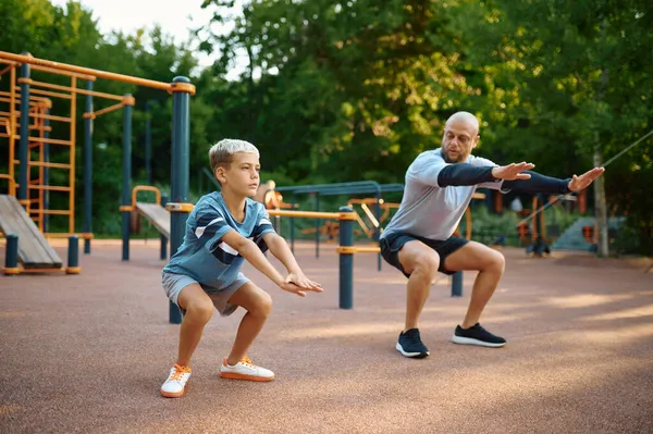 Dad and son doing exercise, sport training — Stock Photo, Image