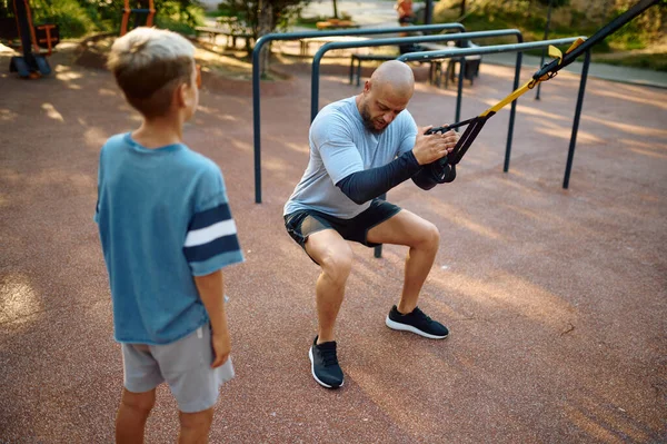 Pai e rapaz, exercitem-se com cordas no recreio — Fotografia de Stock