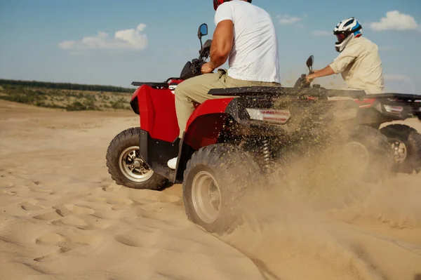砂漠のatvに乗るヘルメットの男性,バックビュー — ストック写真