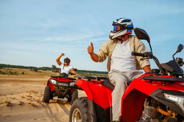 Muži v helmách na atv, svoboda na koni v poušti — Stock fotografie