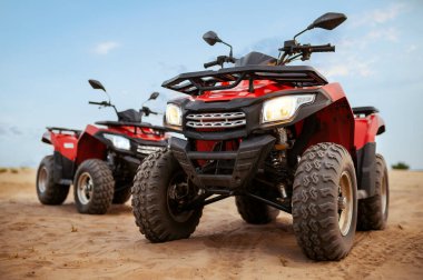 Çölde iki atv, dört tekerli bisiklet, kimse yok.