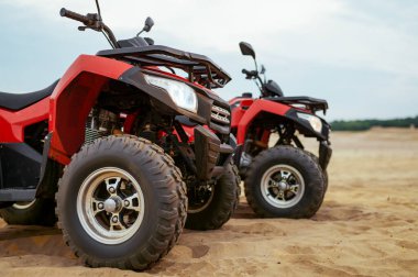 Çölde iki atv, dört tekerli bisiklet, kimse yok.