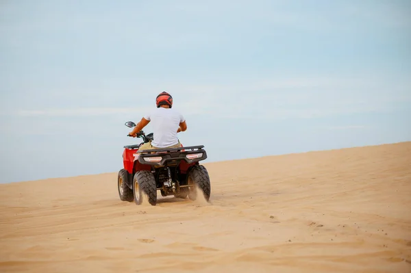 Ein Geländewagenfahrer rast in Wüste — Stockfoto
