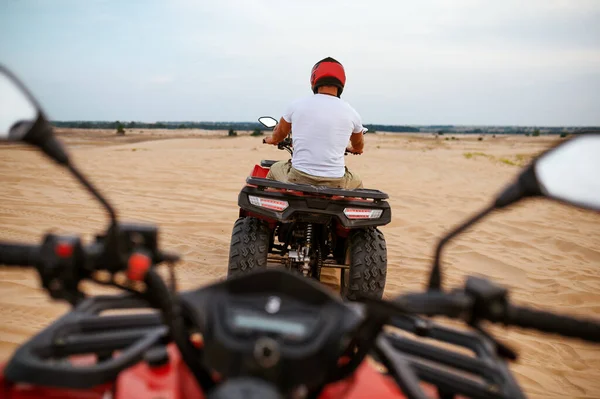 Свобода ATV езда в пустыне, гонщик взгляд — стоковое фото