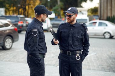 Güneş gözlüklü iki erkek polis memuru.