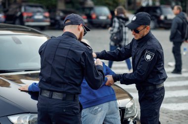 İki erkek polis memuru kadın sürücüyü tutukladı