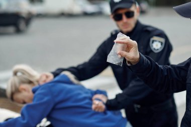 İki polis memuru kadın sürücünün uyuşturucularını buldu.
