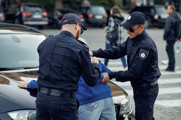 Két férfi rendőr letartóztatja a női sofőrt. — Stock Fotó