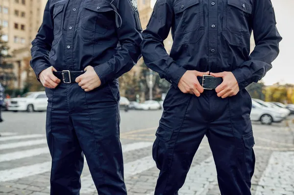 Чоловіки поліцейські у формі на вулиці — стокове фото