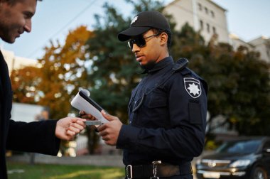 Polis sürücü ehliyetini kontrol ediyor.