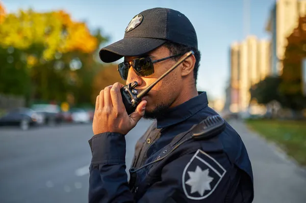 Politieagent aan het praten op de radio — Stockfoto