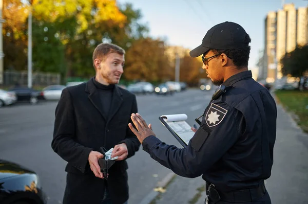 Police officer refuses to take a bribe from driver — Stock Photo, Image