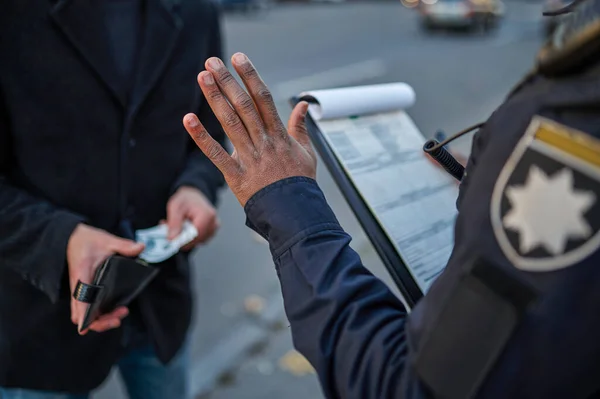 警察官は運転者からの賄賂を拒否する — ストック写真