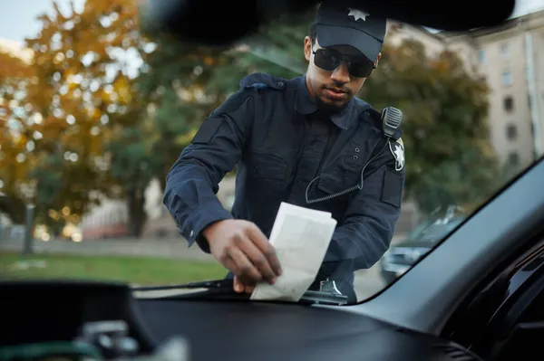 L'agente di polizia ha messo una multa sotto il finestrino. — Foto Stock