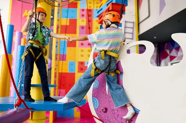 Niños felices en tirolina en el centro de entretenimiento — Foto de Stock