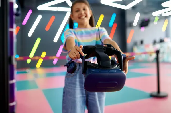 Menina alegre detém óculos de realidade virtual — Fotografia de Stock