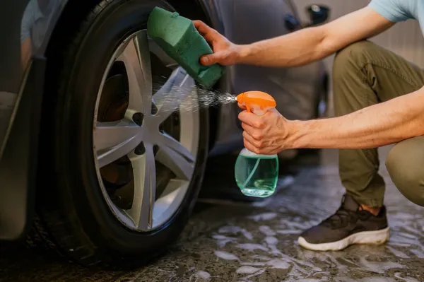 Hombre Usando Spray Limpiador Discos Estación Lavado Autos Mano Industria —  Fotos de Stock