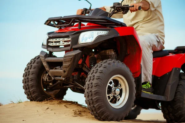 El hombre en el casco monta en el atv en el desierto, vista de acción — Foto de Stock