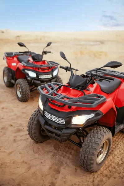 Zwei Atvs in der Wüste, Quadbikes in Nahaufnahme, niemand — Stockfoto